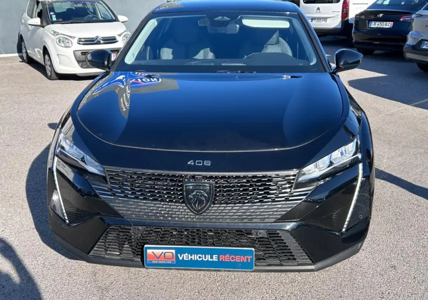 Vue avant frontale d'une Peugeot 408 PHEV 180 e-EAT8 Allure noire avec calandre moderne et logo lion central.