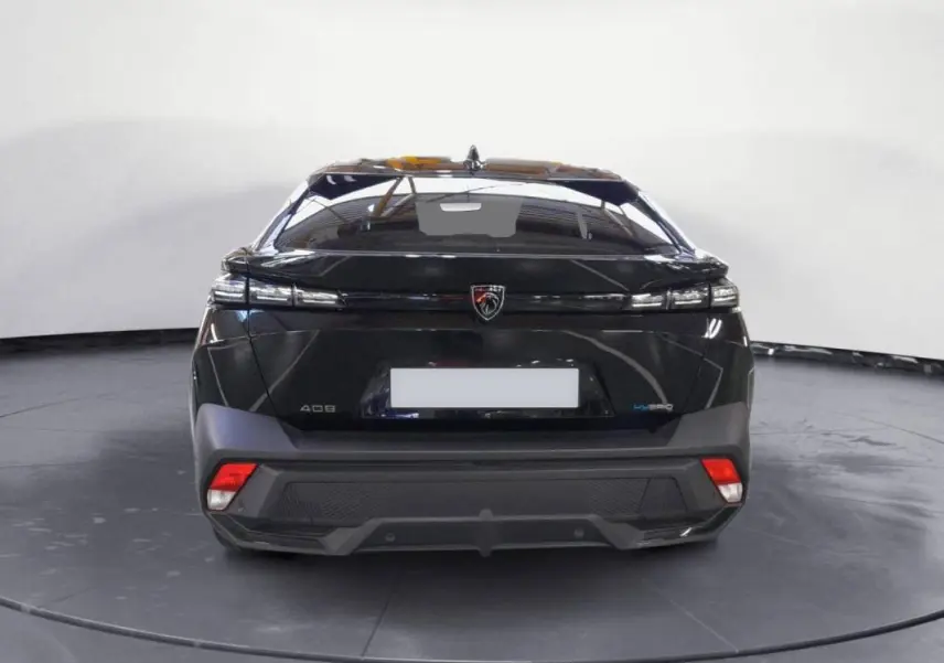 Vue arrière d'une Peugeot 408 PHEV 180 e-EAT8 Allure noire avec feux effilés et logo lion central.