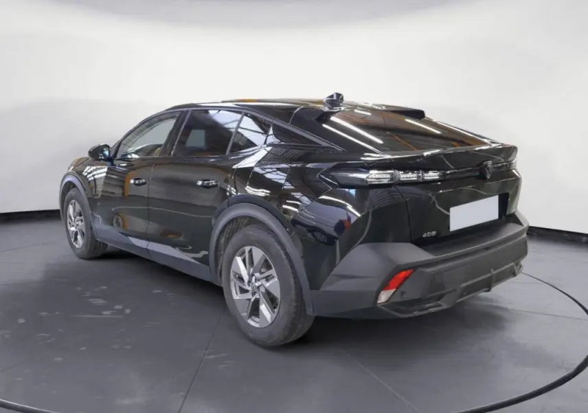 Peugeot 408 PHEV noir vue 3/4 arrière droit, jantes alliage 17 pouces et feux arrière LED distinctifs.
