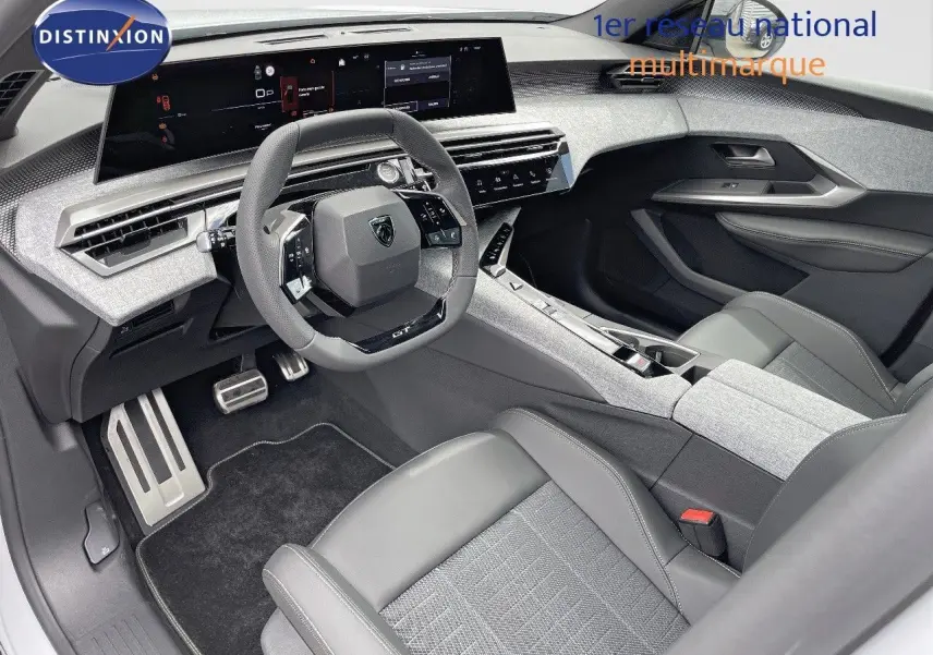 Intérieur moderne du Peugeot 5008 Hybrid 2025 vu côté conducteur, avec tableau de bord numérique et sellerie gris clair.