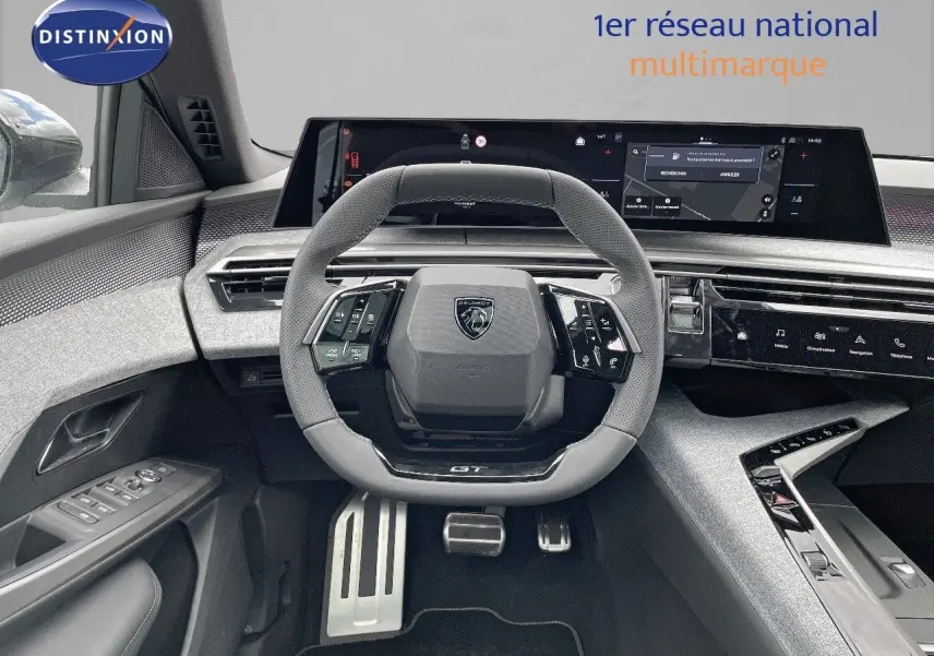 Vue intérieure centrée sur le volant compact et le tableau de bord numérique du Peugeot 5008 Hybrid blanc et toit noir.