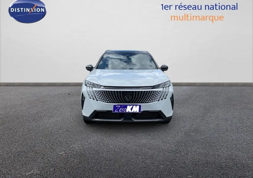 Vue frontale d'un Peugeot 5008 Hybrid blanc Okenite avec toit noir, mettant en valeur sa calandre distinctive.