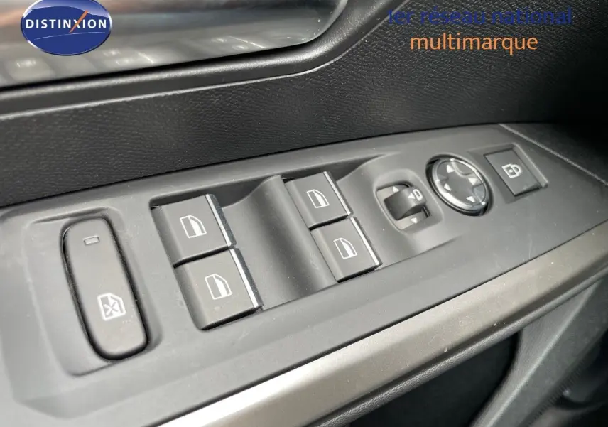 Gros plan sur les commandes des vitres et rétroviseurs du Peugeot 5008 Hybrid 2025, intérieur noir.