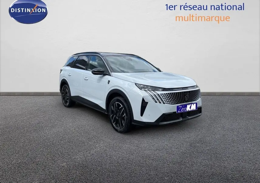Peugeot 5008 Hybrid 136ch GT blanc Okenite métal avec toit noir, vue 3/4 avant droit sur fond neutre.