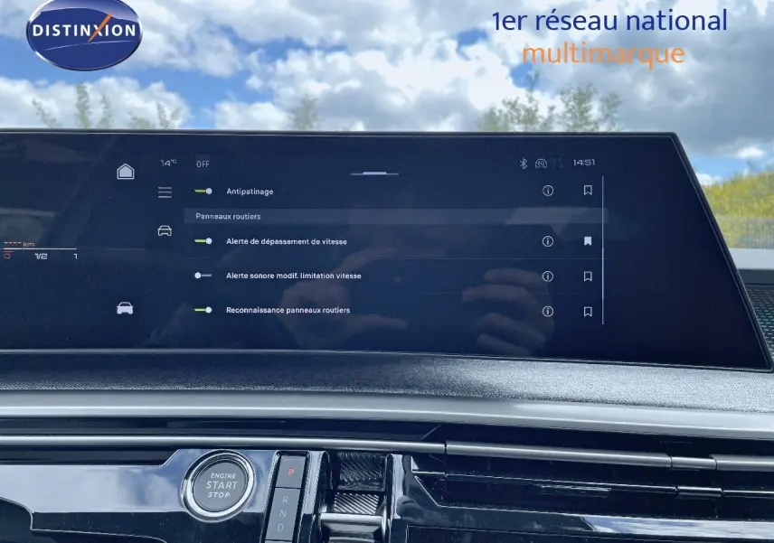 Tableau de bord du Peugeot 5008 Hybrid 136ch GT 2025 avec écran tactile affichant les réglages d'assistance à la conduite.