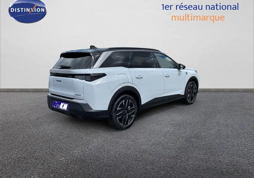 Peugeot 5008 Hybrid blanc Okenite métal avec toit noir, vue 3/4 arrière côté droit sur fond neutre.