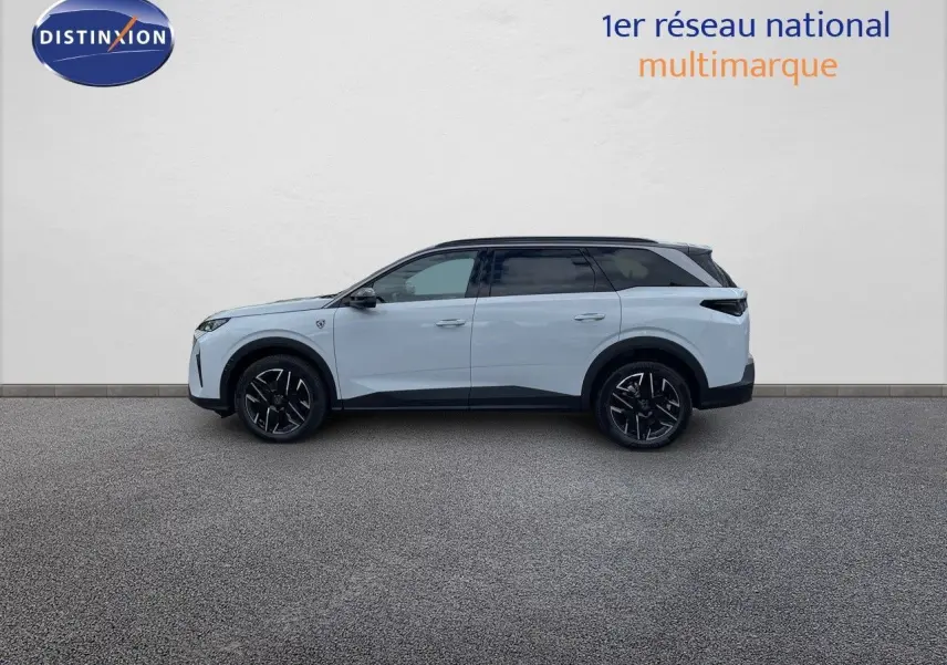 Profil latéral gauche du Peugeot 5008 Hybrid 136ch GT blanc Okenite métal avec toit noir, roues alliage noires.