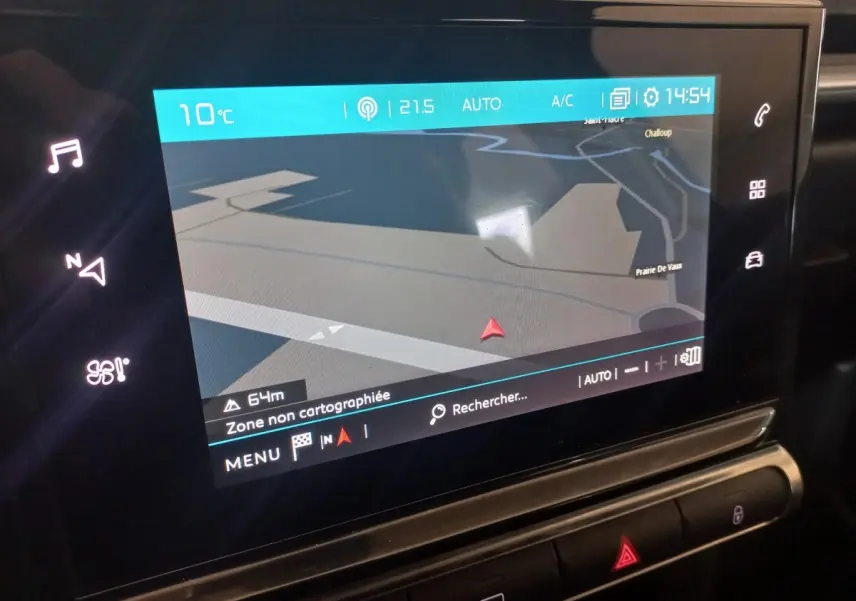 Écran tactile central de navigation de la Citroën C3 2024, affichage clair avec commandes tactiles latérales.