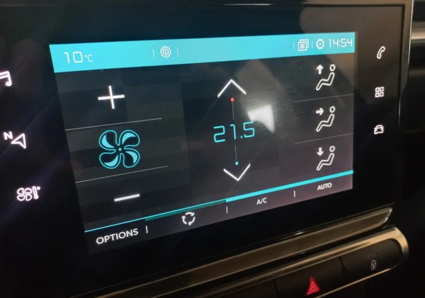 Écran tactile central affichant la climatisation à 21,5°C dans l’habitacle d’une Citroën C3 noire 2024.