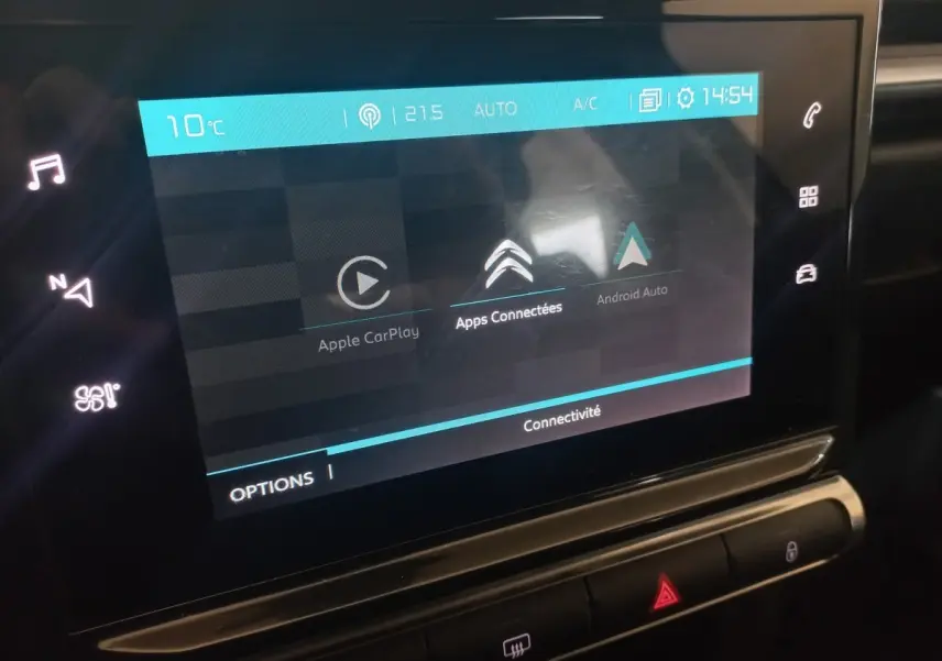 Écran tactile central de la Citroën C3 2024 affichant Apple CarPlay et Android Auto, intérieur noir.