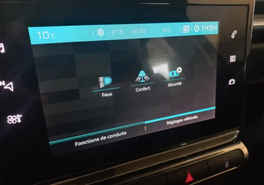 Écran tactile central de la Citroën C3 2024 noir affichant les réglages Feux, Confort et Sécurité.