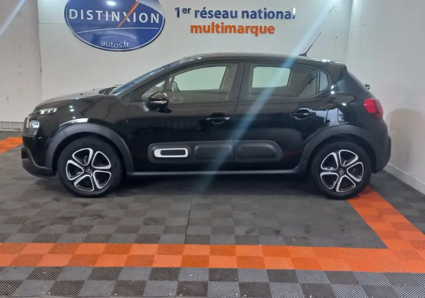 Vue de profil côté gauche d'une Citroën C3 noire 2024 avec protections latérales caractéristiques et jantes stylisées.