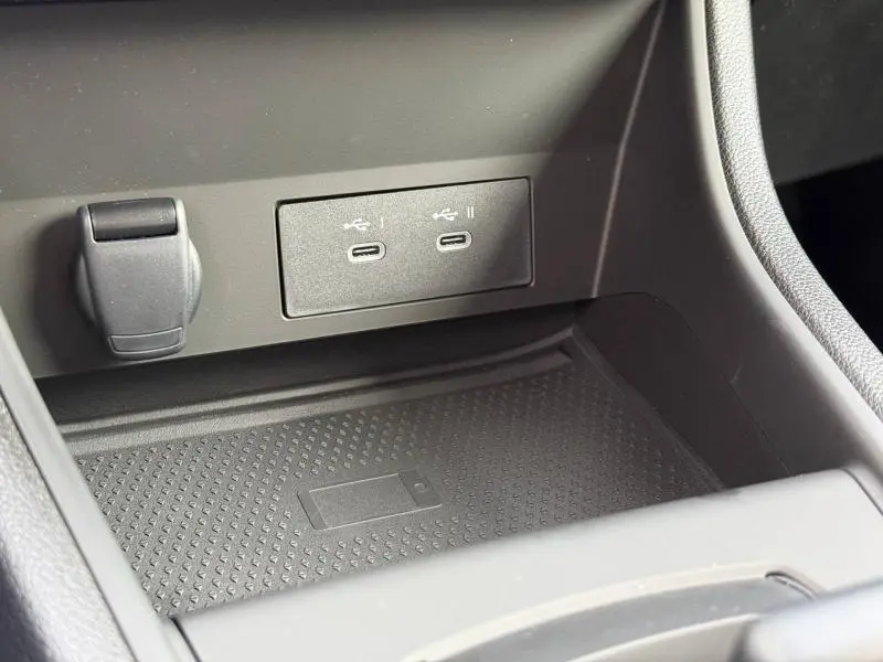 Gros plan sur la console centrale noire du Renault Captur 2025, montrant deux ports USB-C et un espace de rangement.