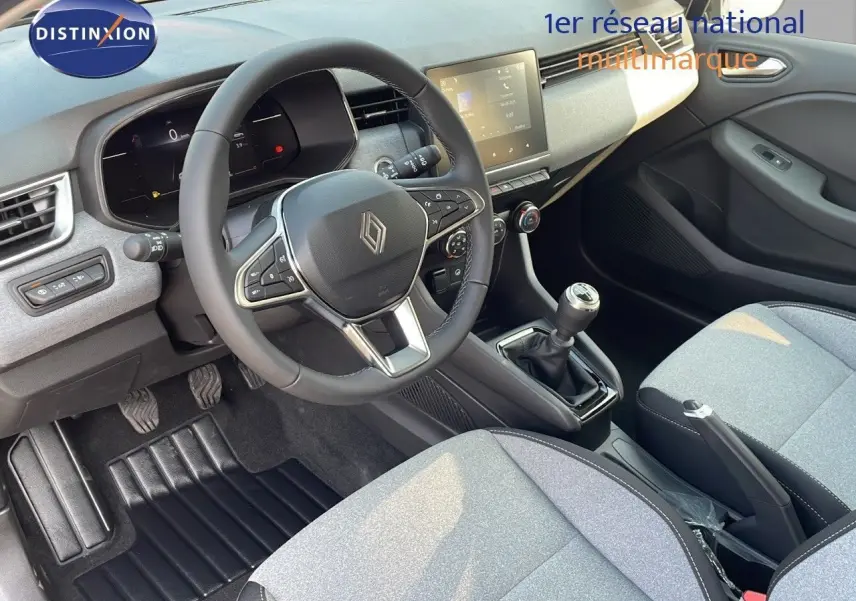 Intérieur de la Renault Clio 1.5 DCI 100ch Evolution 2025, vue côté conducteur, sièges gris et volant multifonction.