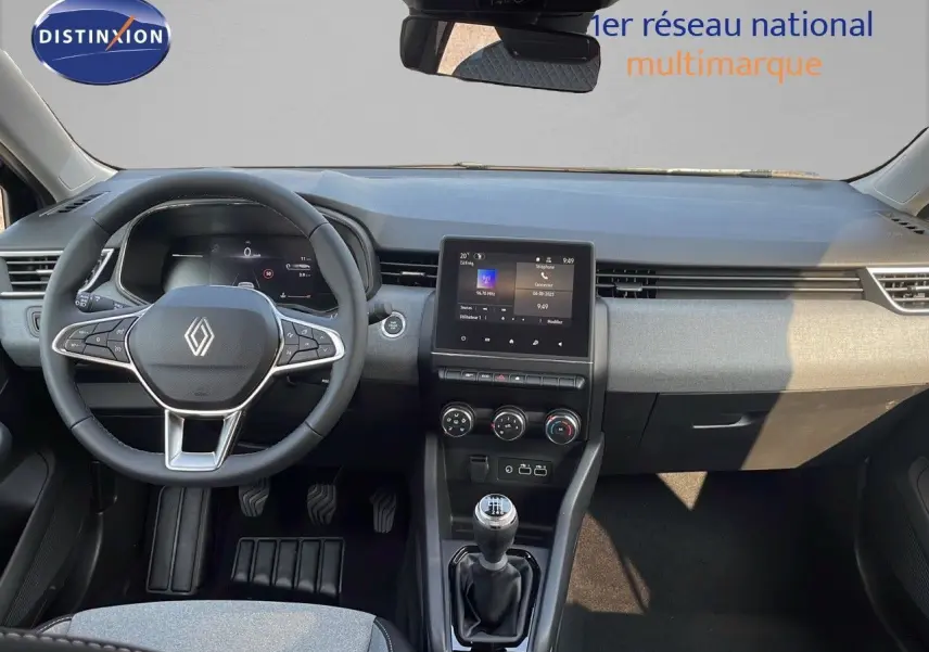 Intérieur avant de la Renault Clio 2025 avec volant multifonction, écran tactile et levier de vitesse manuel.