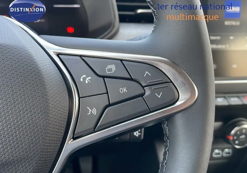 Gros plan sur les commandes multifonctions à droite du volant noir de la Renault Clio 1.5 DCI 100CH Evolution 2025.