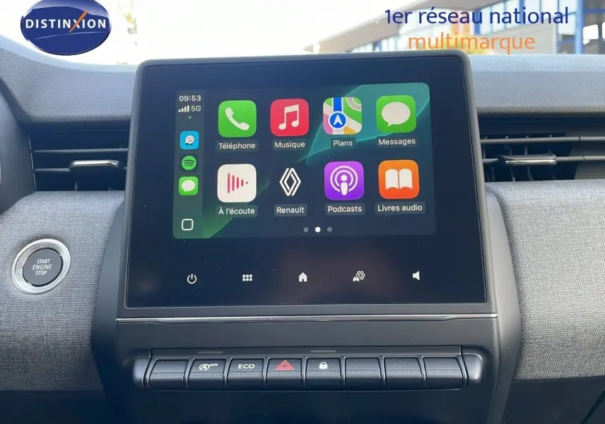 Écran tactile central affichant les applications connectées dans l'habitacle d'une Renault Clio noire étoile métal.