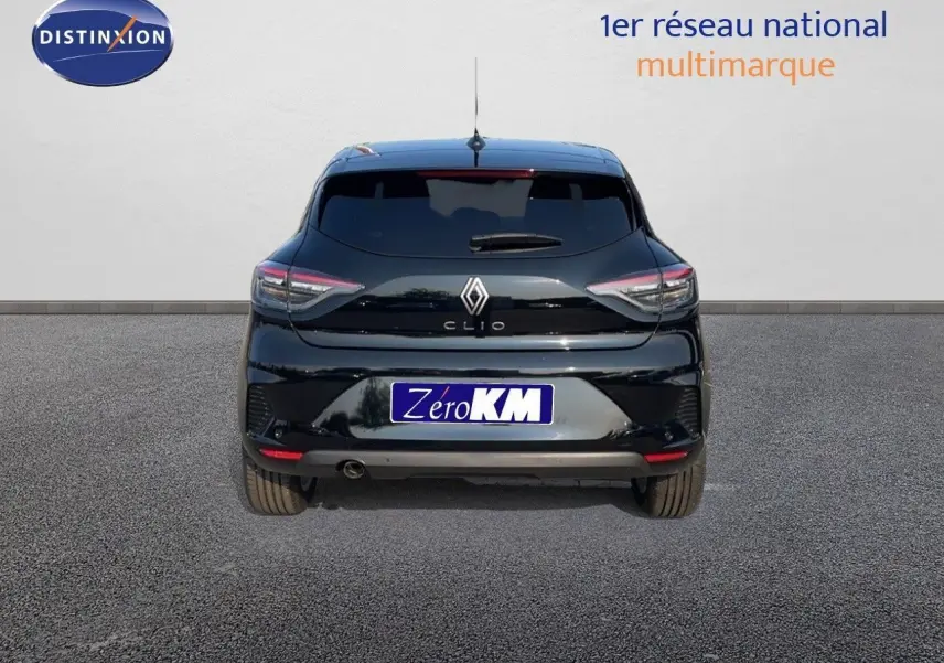 Vue arrière d'une Renault Clio noire étoile métal 2025 avec feux LED et plaque Zero KM visible.