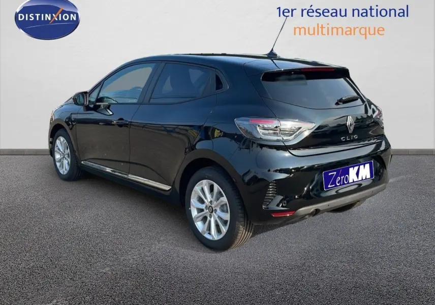 Renault Clio 2025 noir étoile métal vue 3/4 arrière côté gauche, feux arrière LED et jantes alliage visibles.