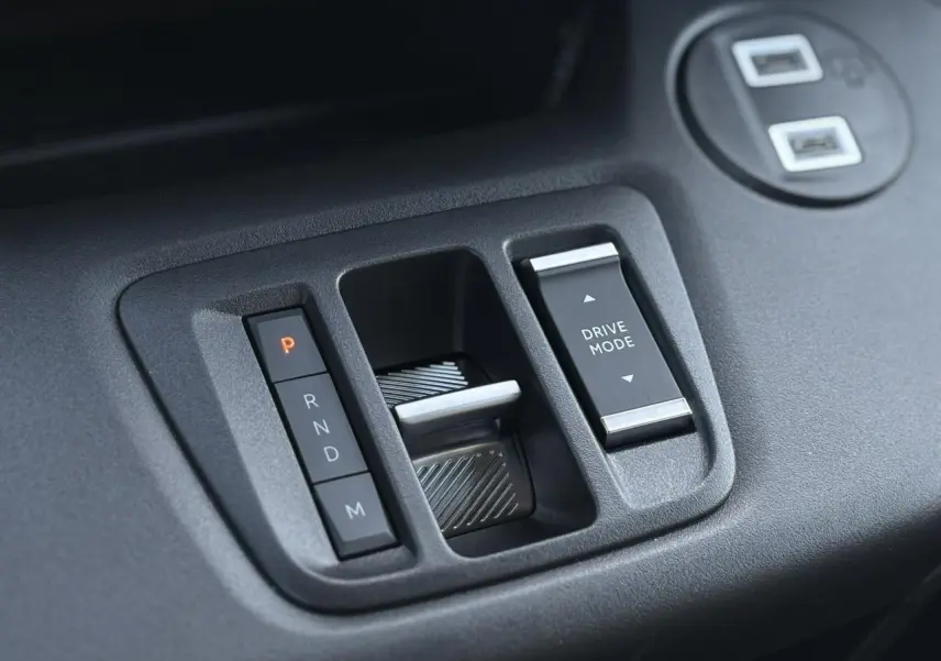 Gros plan sur la commande de boîte automatique et le bouton Drive Mode du Citroën Berlingo Multispace 2025.