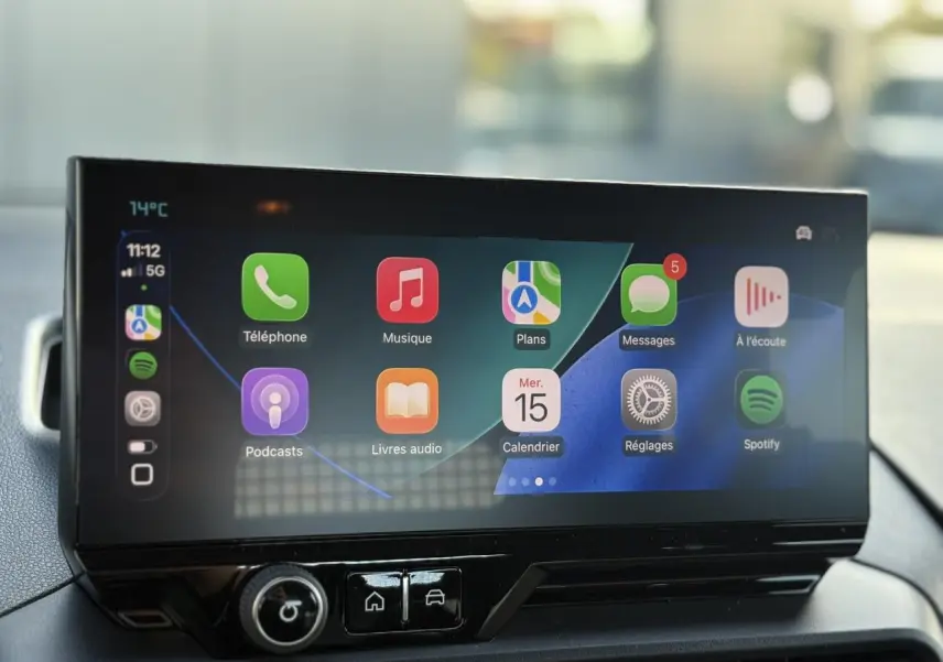 Écran tactile 10 pouces du tableau de bord du Citroën Berlingo Multispace 2025 affichant Apple CarPlay.