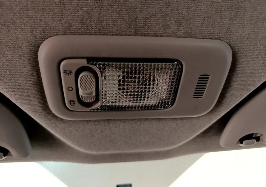 Plafonnier intérieur gris avec interrupteur, vue en contre-plongée dans une Citroën C1 blanche de 2020.