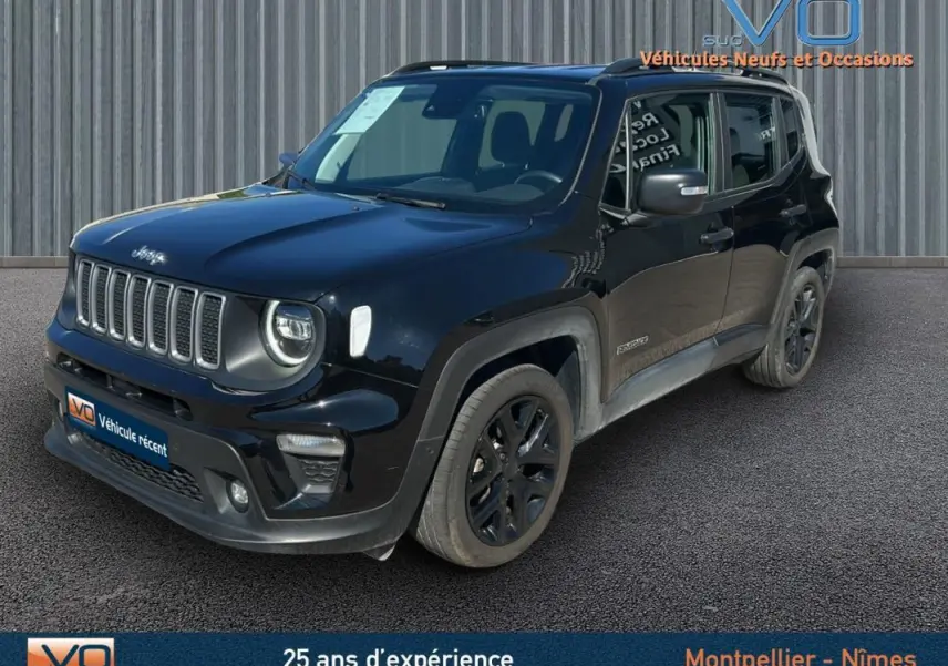 Jeep Renegade noir vue 3/4 avant droit avec barres de toit et jantes alliage 18 pouces sur parking extérieur
