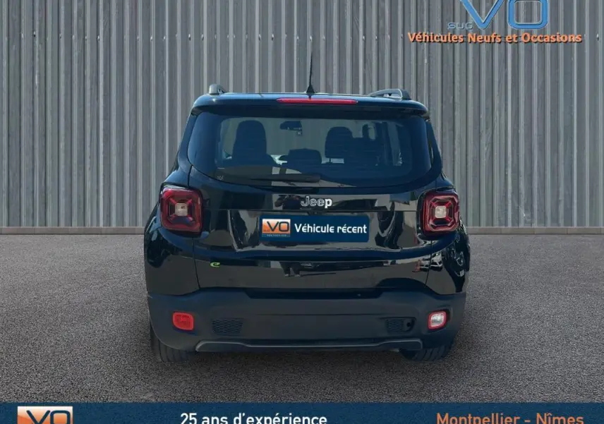 Vue arrière d'un Jeep Renegade noir 2024 avec barres de toit et feux arrière carrés distinctifs.