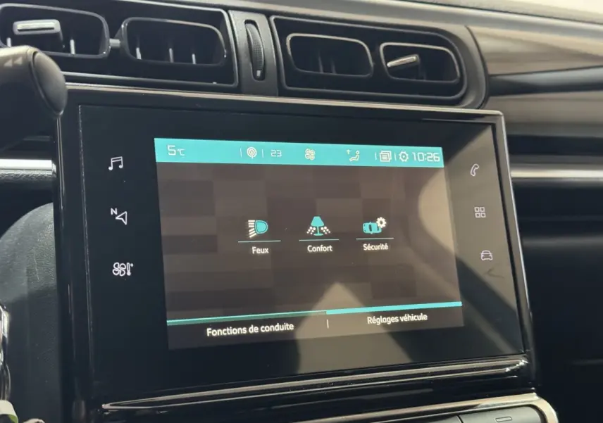Écran tactile central de la Citroën C3 bleu, vue rapprochée du tableau de bord avec réglages affichés.