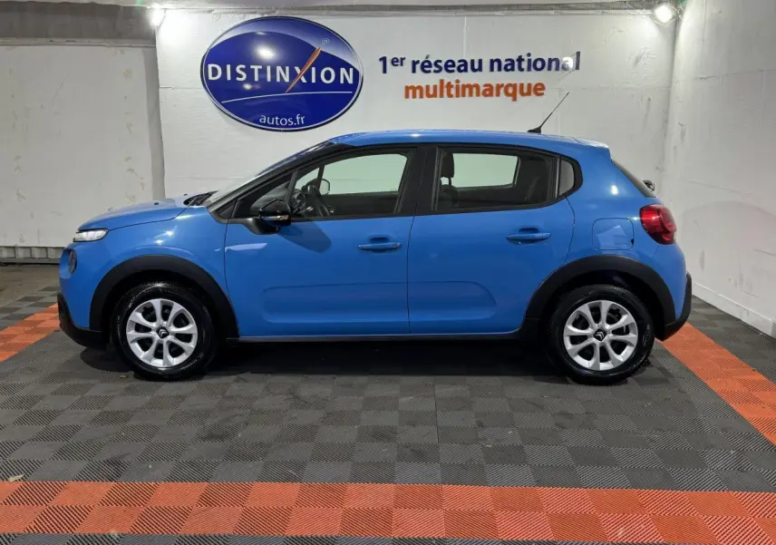 Profil côté gauche d'une Citroën C3 bleu vif de 2018, avec jantes argentées et protections noires sur les ailes.