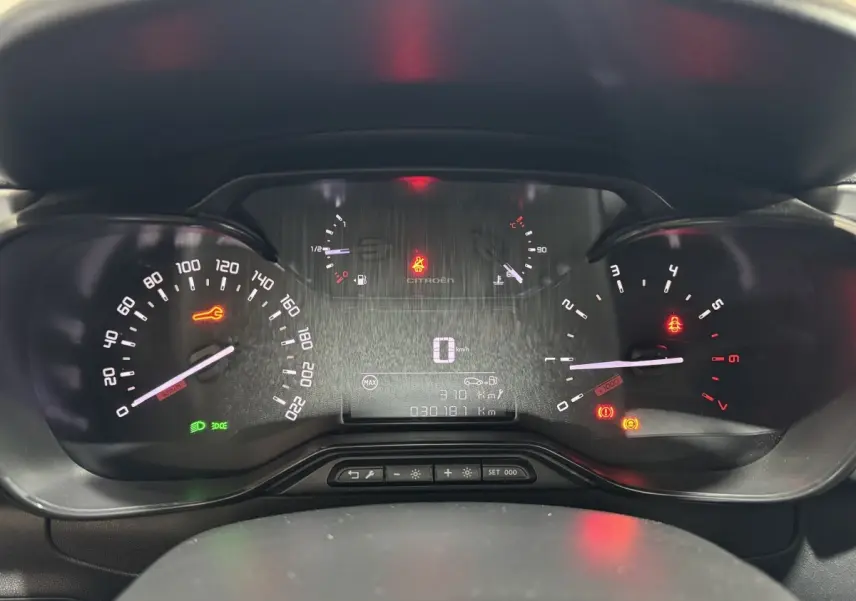 Vue rapprochée du tableau de bord numérique de la Citroën C3 bleu 2018, affichant le compteur et témoins lumineux.