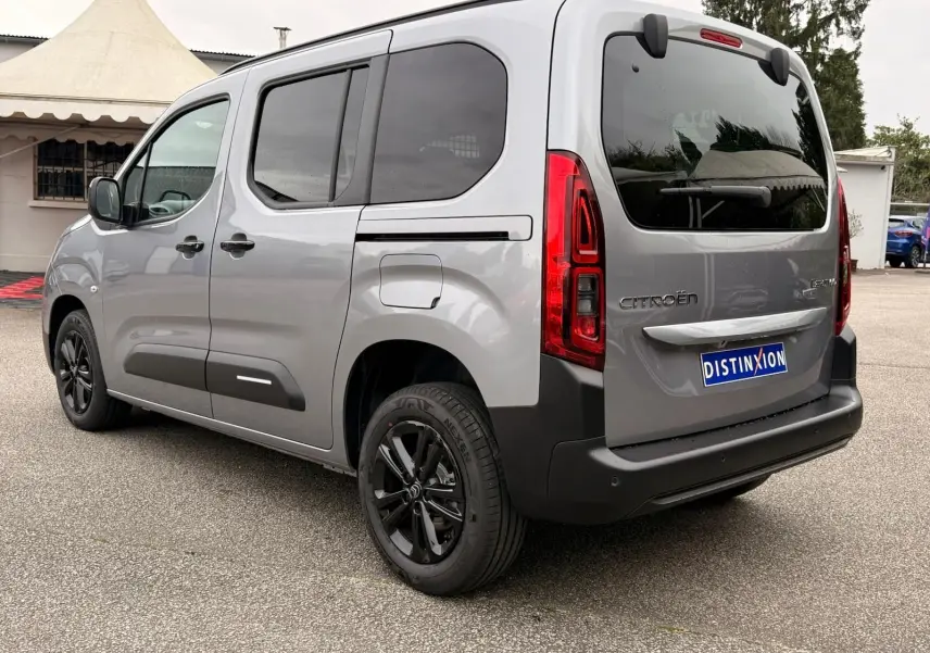 Vue 3/4 arrière droit du Citroën Berlingo gris Artense 2025 avec vitres teintées et jantes noires.