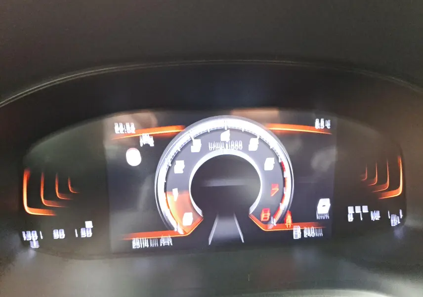 Tableau de bord numérique de la SEAT Ibiza 2024, affichage central du compte-tours et informations de conduite en orange.