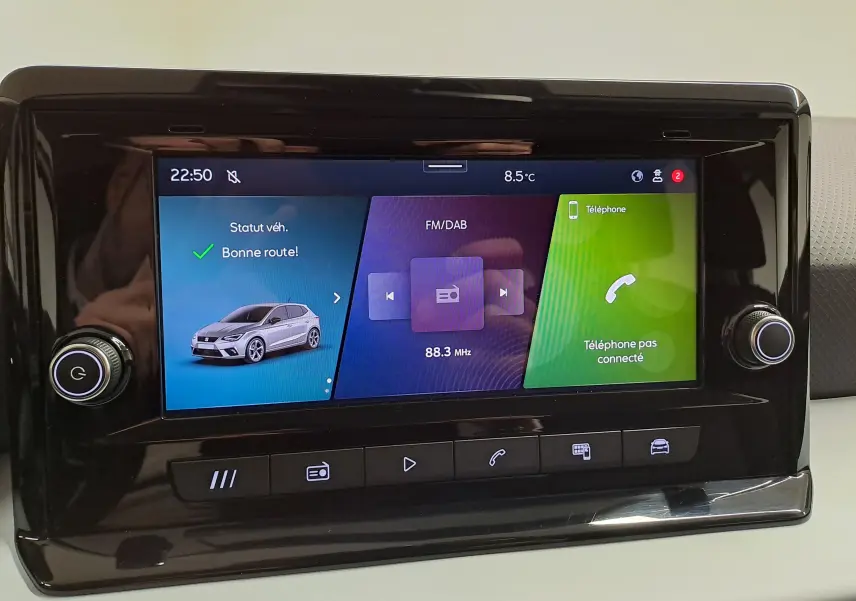 Écran tactile central de la SEAT Ibiza 2024 affichant statut véhicule, radio FM/DAB et téléphone non connecté.