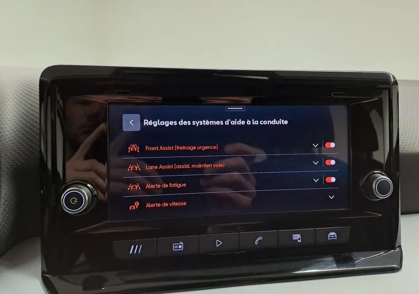 Écran tactile central de la SEAT Ibiza 2024 affichant les réglages des aides à la conduite avec options activées.