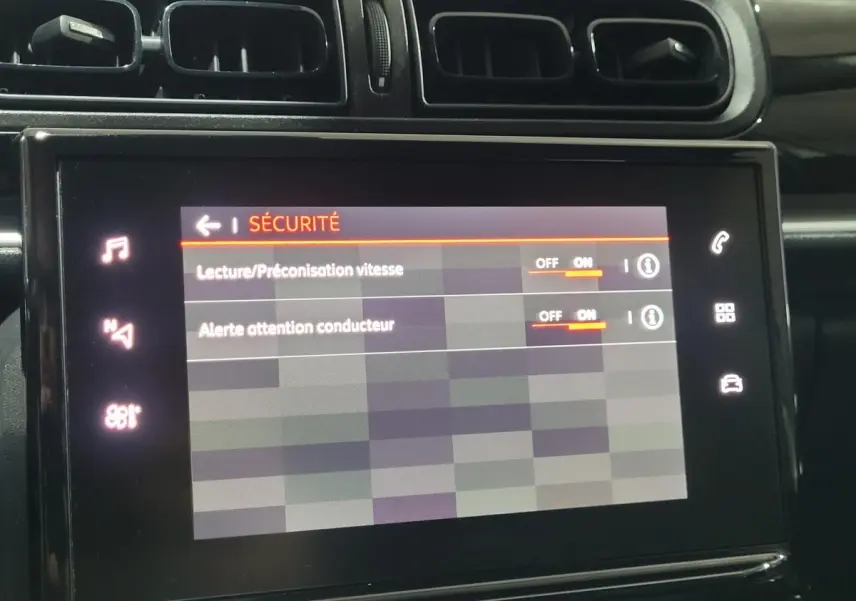 Écran tactile central de la Citroën C3 beige 2022 affichant les réglages de sécurité activés.