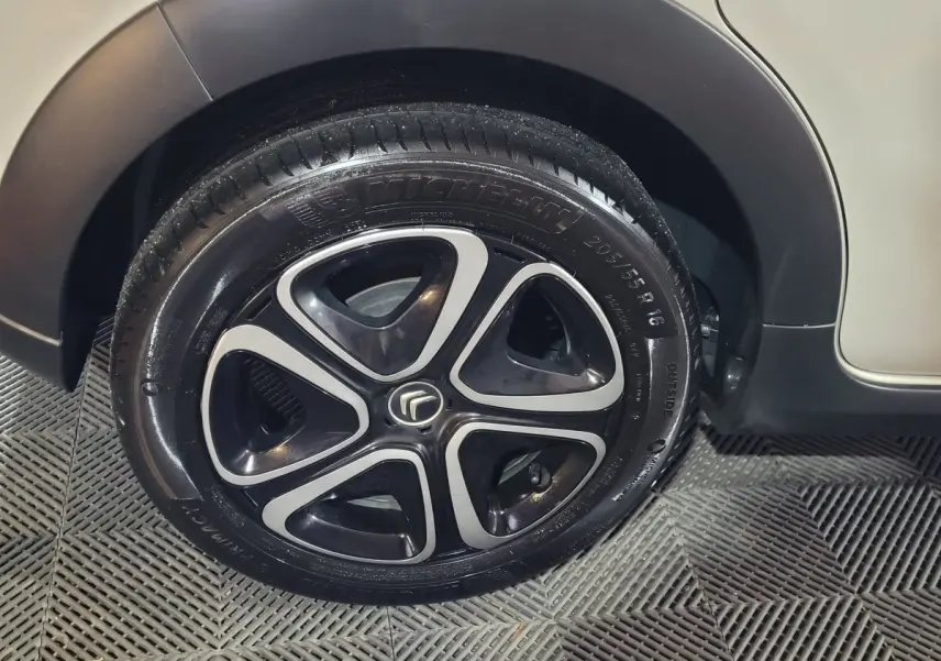 Gros plan sur la roue avant droite beige d'une Citroën C3 2022 avec jante alliage noire et argentée.