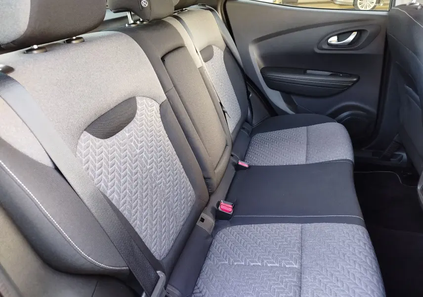 Vue intérieure de la banquette arrière du Renault Kadjar 2021, tissu gris avec motifs et ceintures de sécurité visibles.