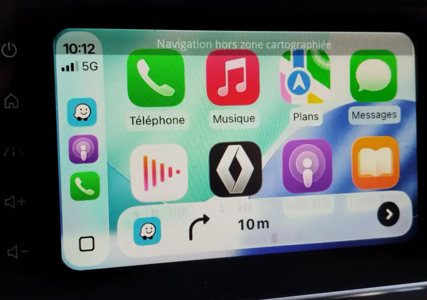 Écran tactile du système multimédia Renault Kadjar 2021 affichant des applications de navigation et communication.