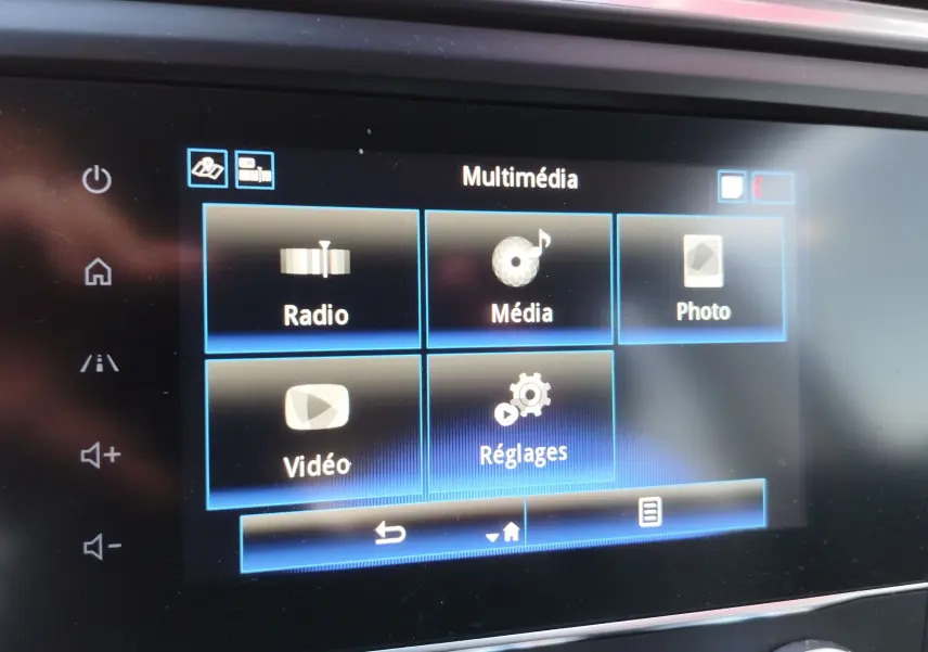 Écran tactile multimédia du Renault Kadjar 1.3 TCe 140ch 2021 affichant les options Radio, Média, Photo, Vidéo et Réglages.