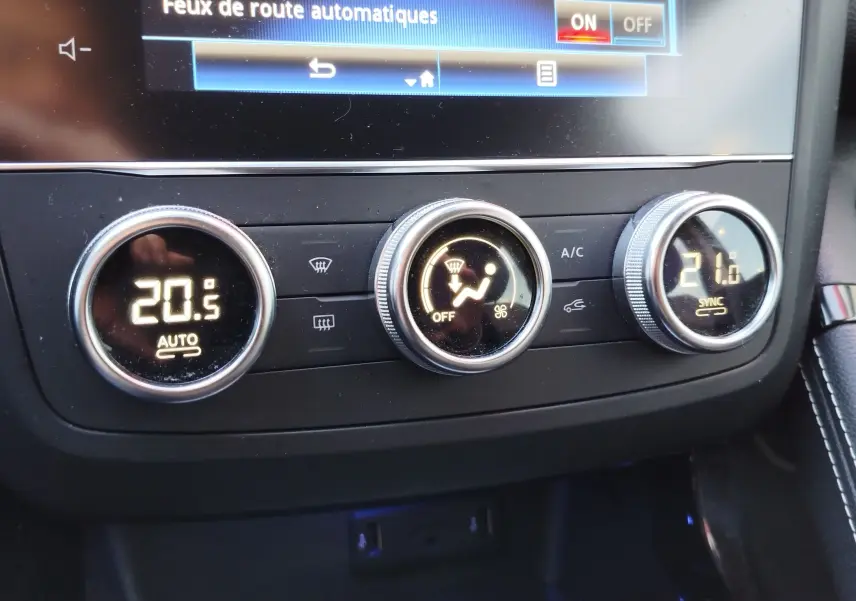 Gros plan sur les commandes de climatisation digitale du Renault Kadjar 2021, affichant 20,5°C à gauche et 21°C à droite.