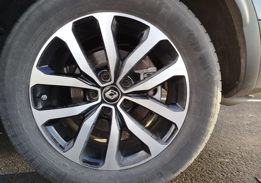 Gros plan sur la jante alliage bicolore noire et argentée du Renault Kadjar 1.3 TCe 140ch Gris Titanium, roue avant droite.