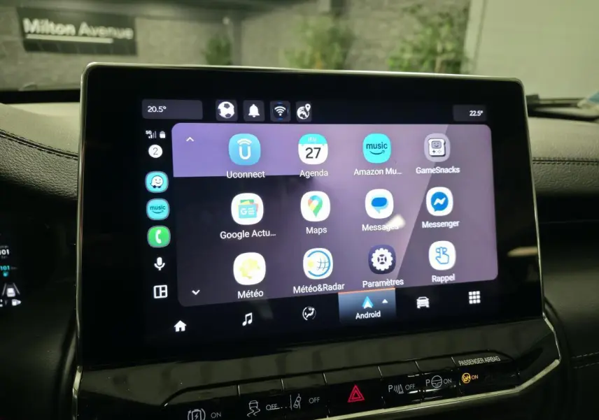 Écran tactile central du Jeep Compass 2024 affichant les applications Android Auto, vue intérieure avant.