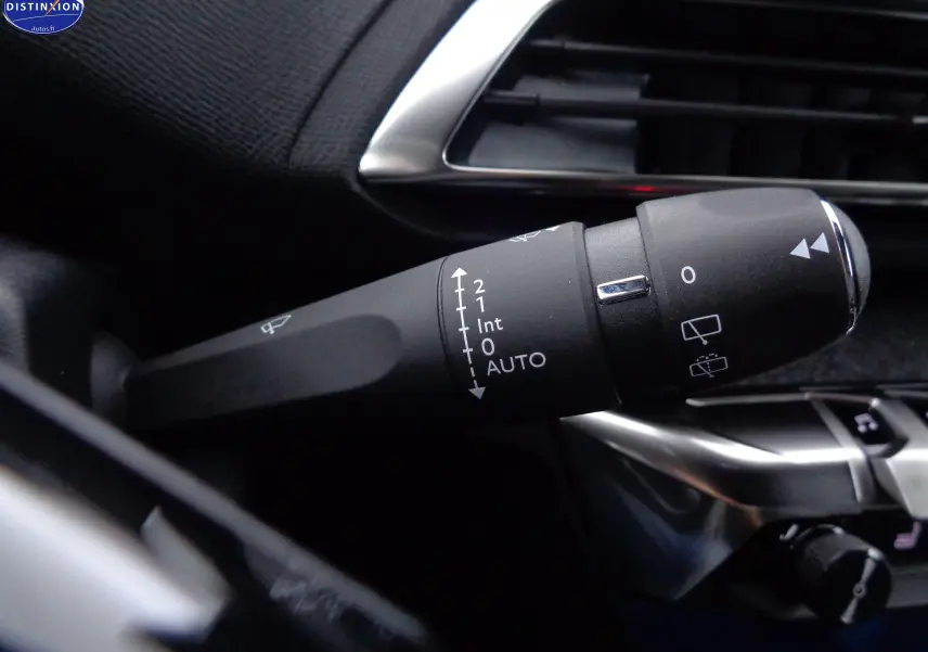 Gros plan sur la commande d’essuie-glace du Peugeot 3008 bleu Célèbes Métal, avec détails des réglages visibles.