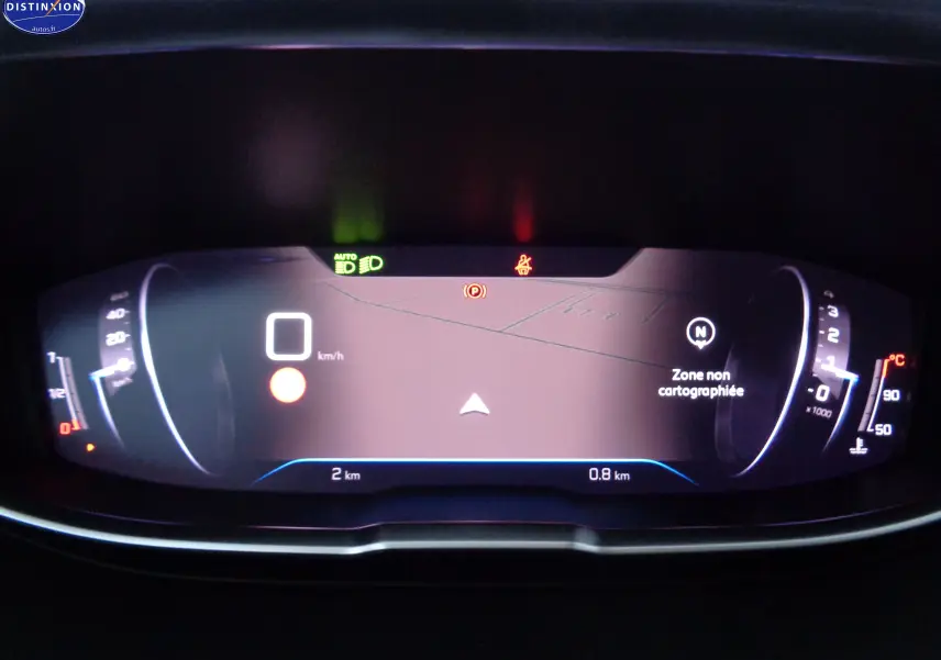 Tableau de bord numérique du Peugeot 3008 2023 affichant la vitesse à 0 km/h et une carte non cartographiée.