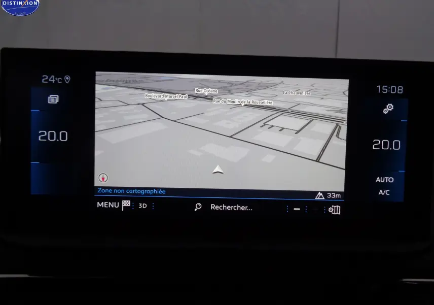 Écran tactile du système de navigation du Peugeot 3008 2023 affichant une carte en 3D avec température à 20°C.