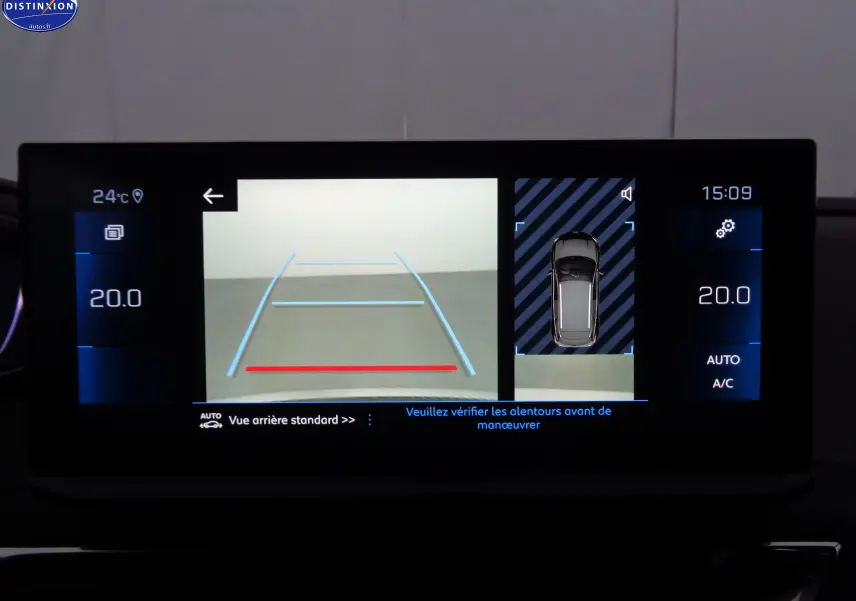 Écran multimédia du Peugeot 3008 2023 montrant la caméra de recul et l'affichage de la température intérieure.