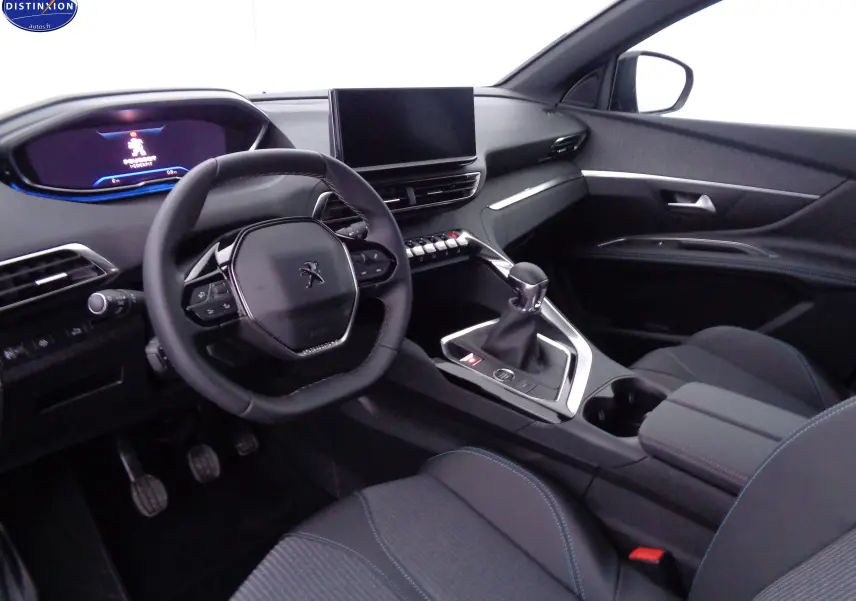 Vue intérieure côté conducteur du Peugeot 3008 2023 avec volant compact, tableau de bord numérique et levier de vitesse manuel.