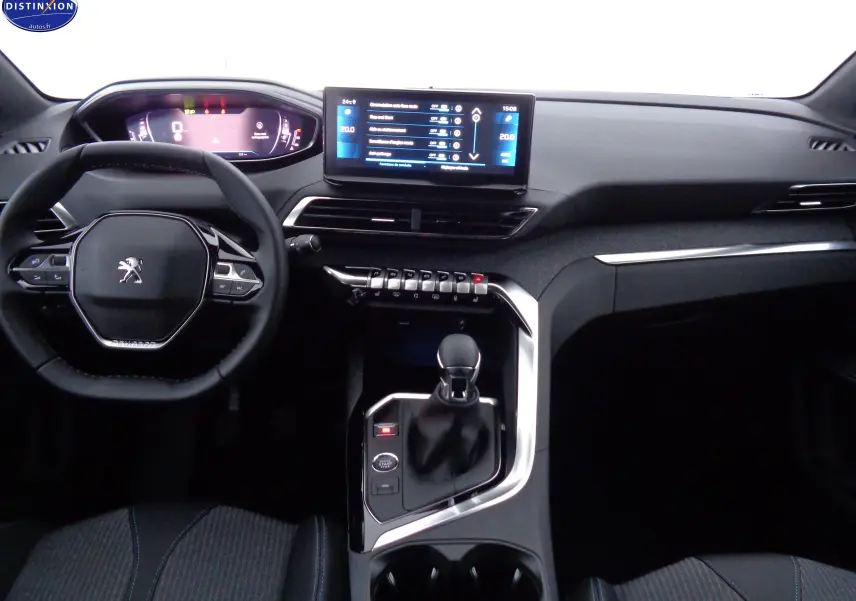 Intérieur du Peugeot 3008 2023 avec tableau de bord numérique, écran tactile central et volant compact noir.