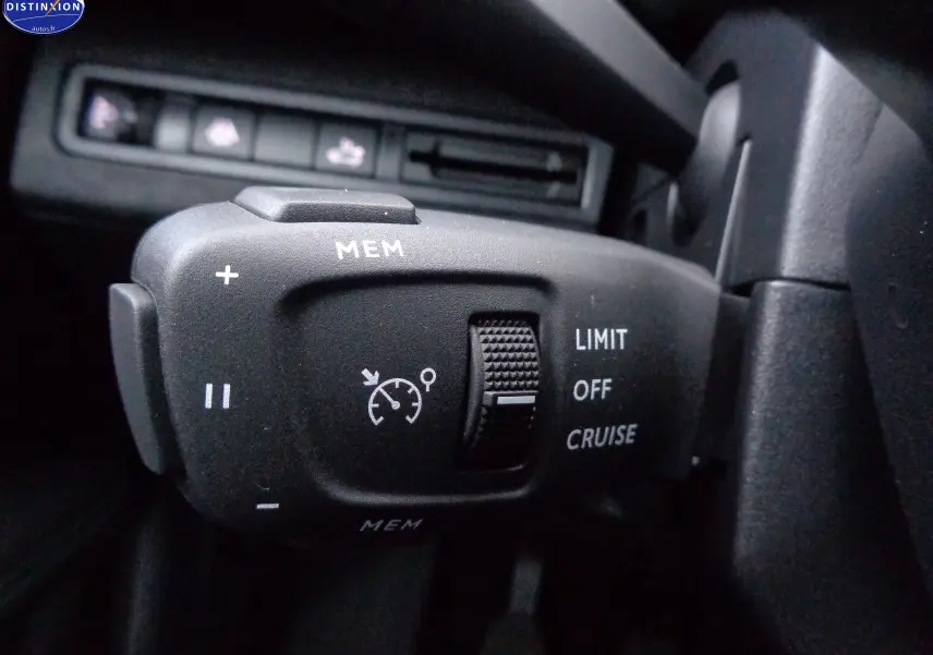 Gros plan sur la commande de régulateur de vitesse du Peugeot 3008 2023, finition Allure Pack, intérieur noir.